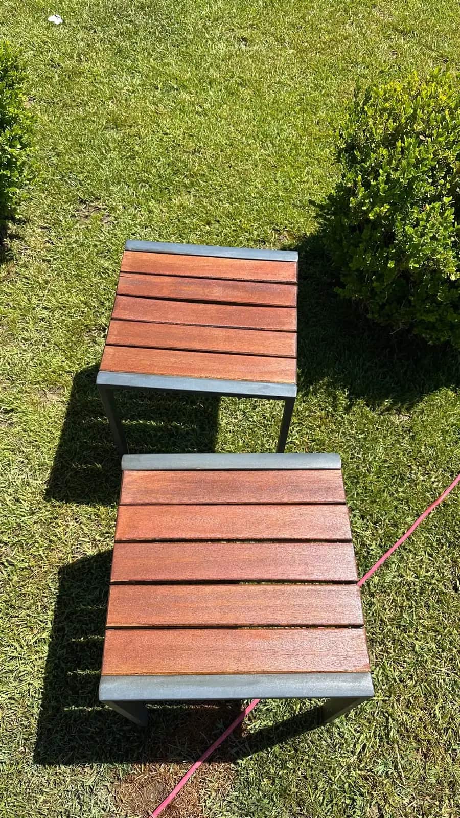 Bahçede ahşap deck kaplı basamaklar