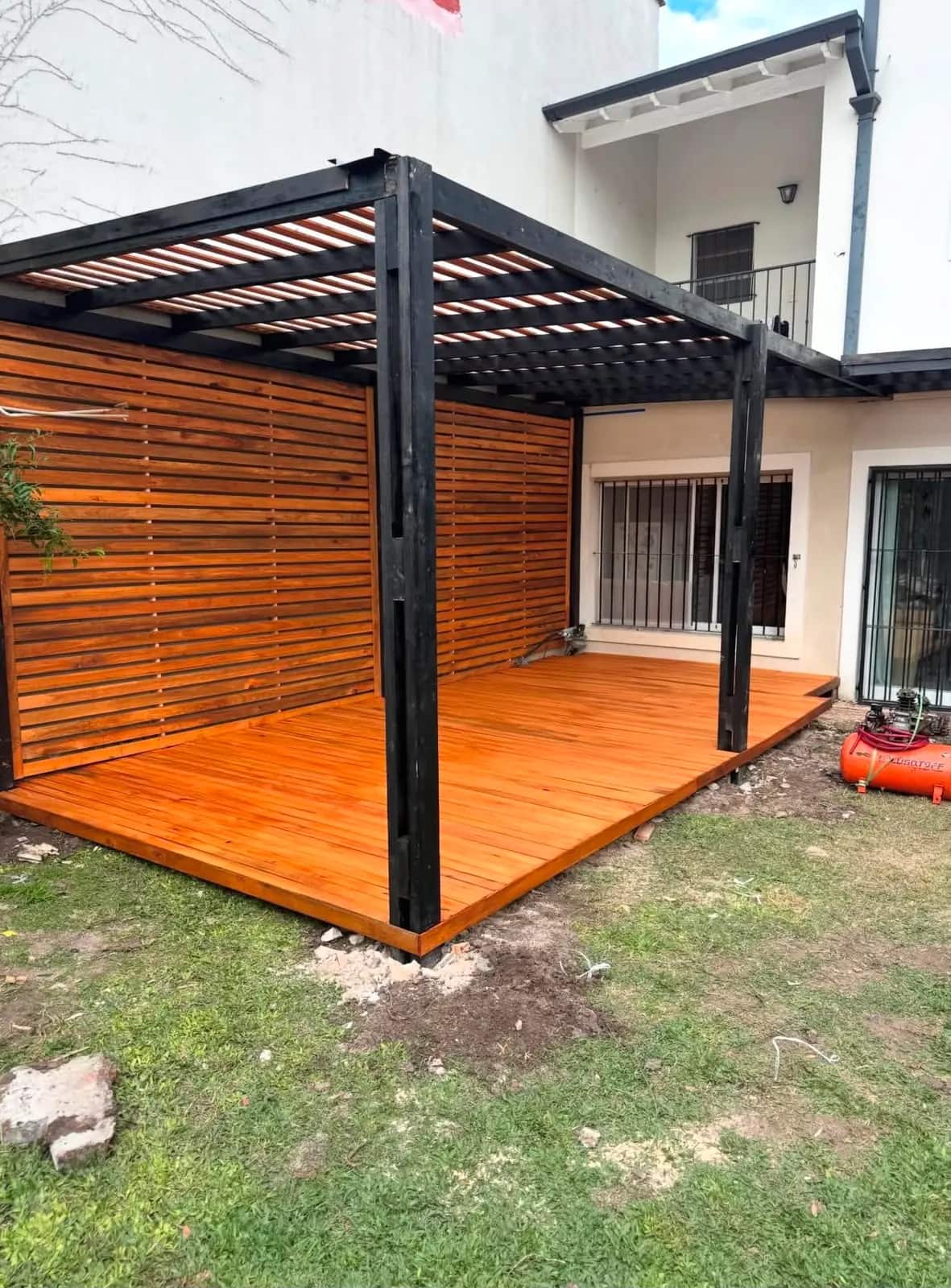 Pergola altı ahşap deck teras uygulaması