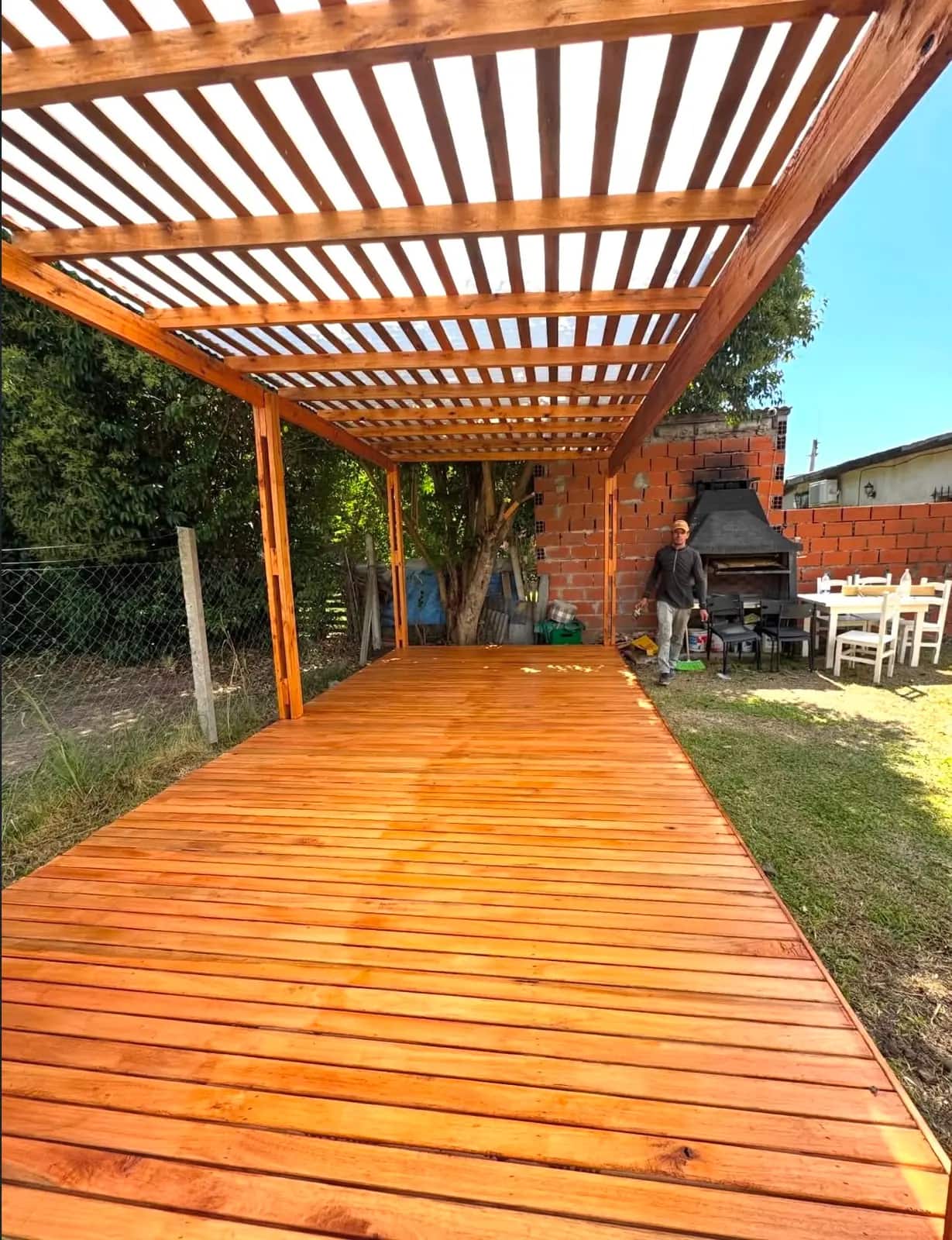 Bahçe geçişinde ahşap deck ve pergola