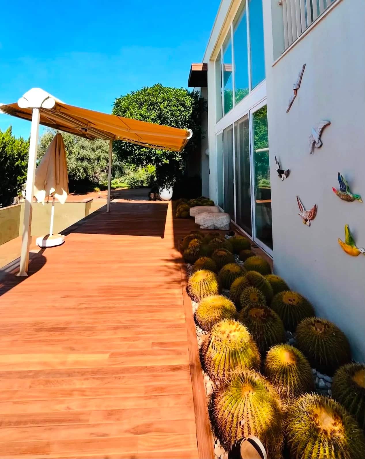 Villa bahçesinde ahşap deck yürüme yolu