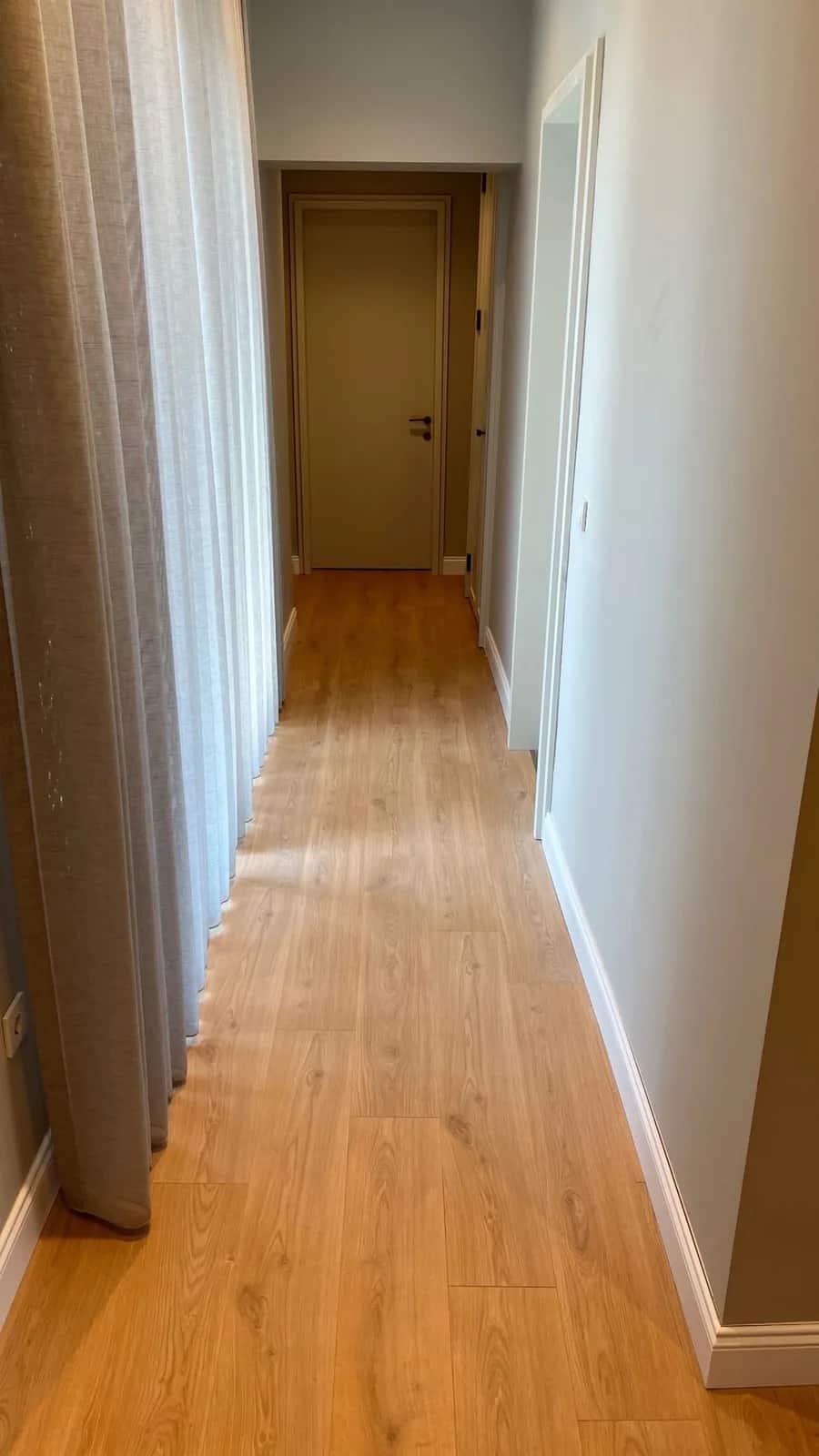 Koridorda laminat parke ve süpürgelik uygulaması