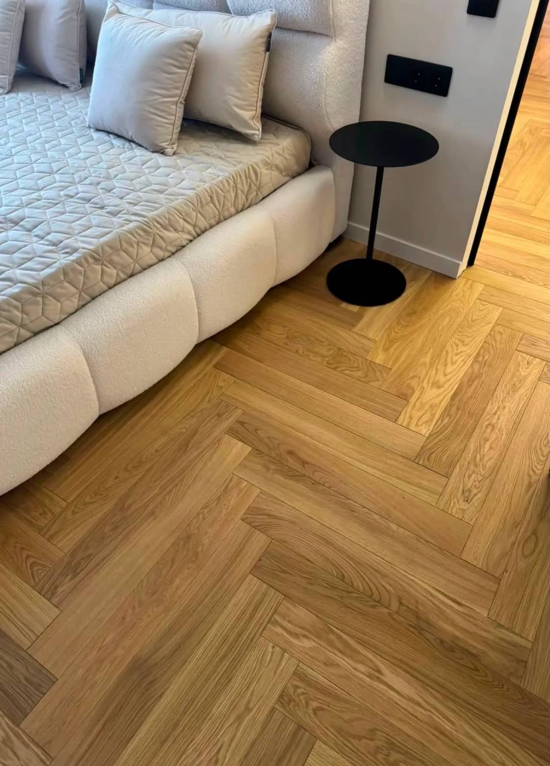 Balıksırtı desenli laminant parke yakın plan