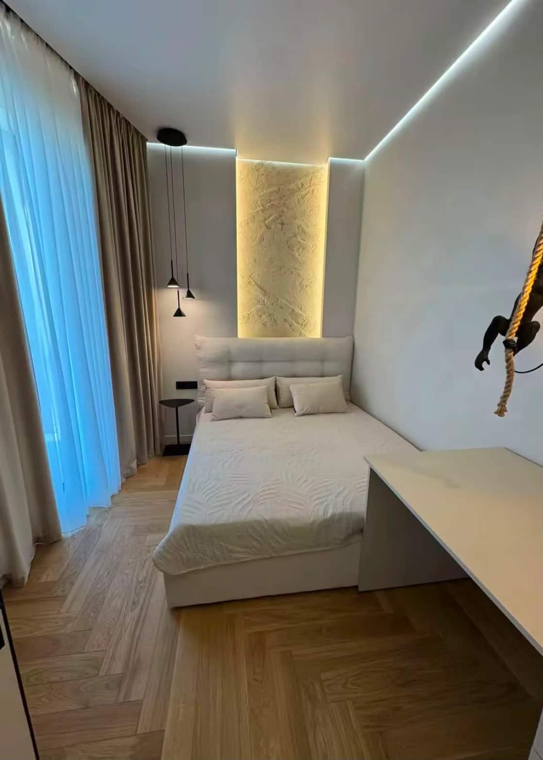 Yatak odasında balıksırtı laminant parke uygulaması