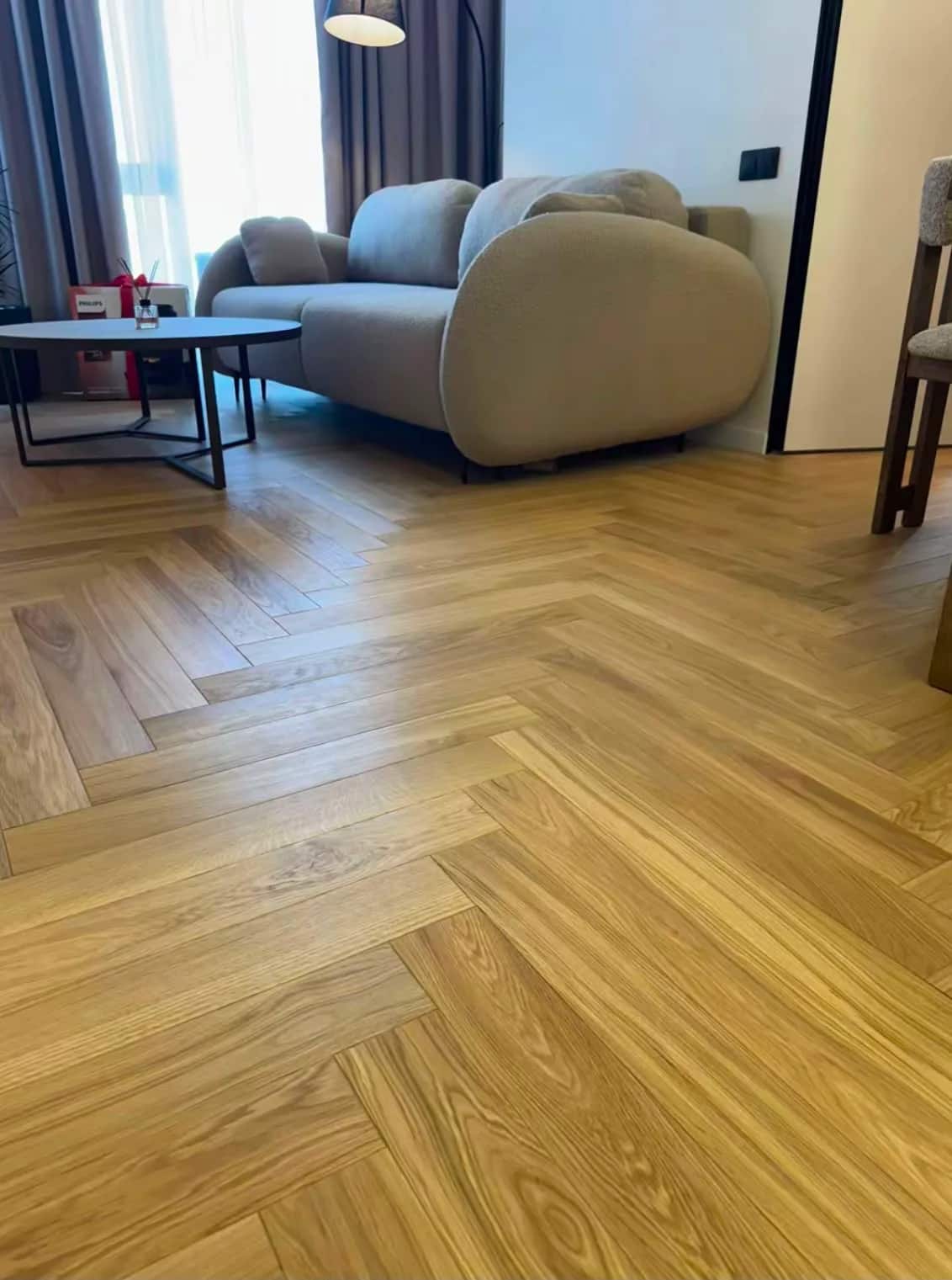 Oturma odasında balıksırtı laminant parke