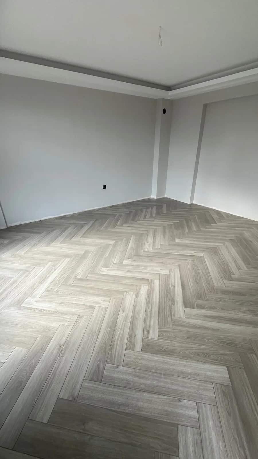 Gri tonlarda balıksırtı laminant parke uygulaması